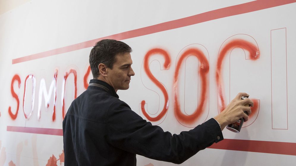 Foto: El ex secretario general del PSOE Pedro Sánchez rellena con 'spray' una pintada en Dos Hermanas (Sevilla). (EFE)