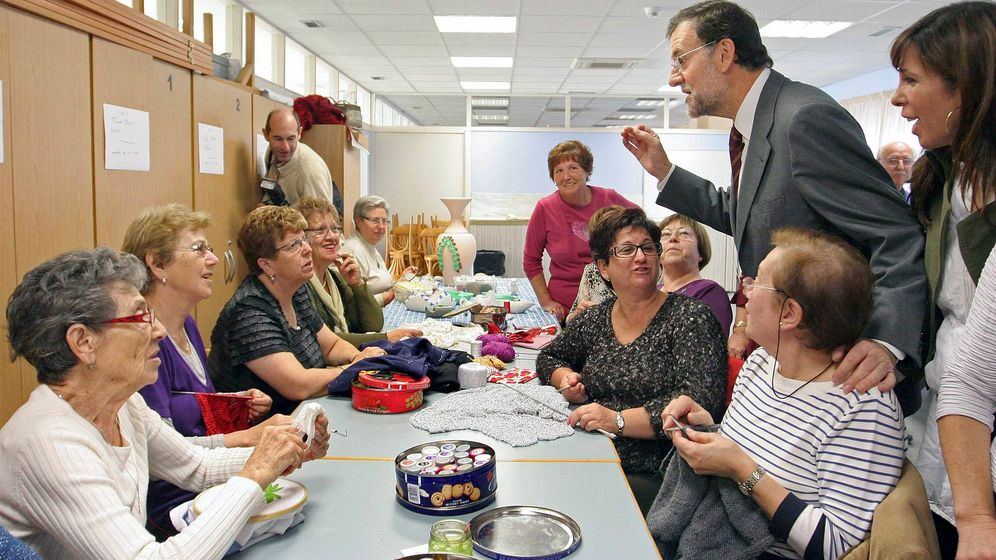 Resultado de imagen de foto de Rajoy con ancianos