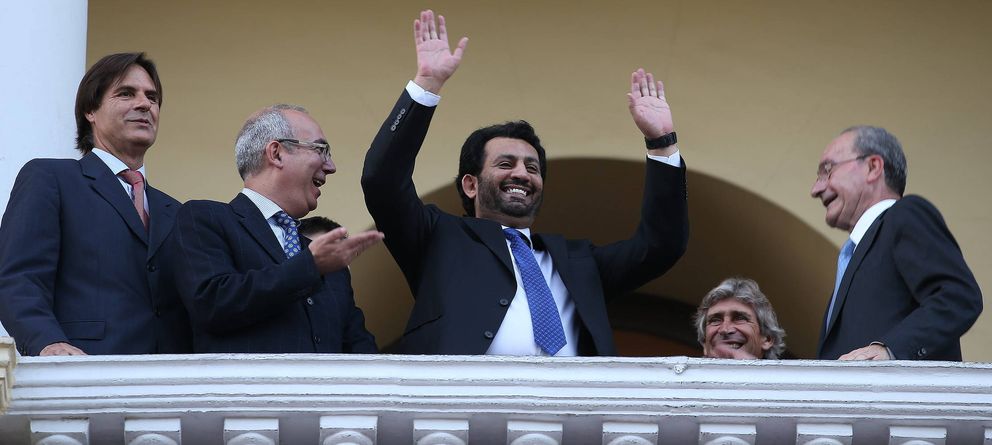 Foto: Al-Thani saluda a la afición del Málaga tras hacerse con el control del equipo andaluz.